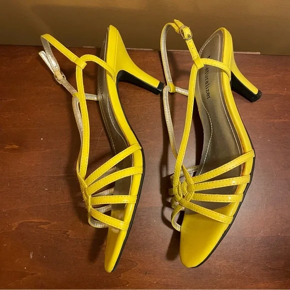 Naturalizer Yellow Heel Sandals, size 6.5 - Picture 5 of 11